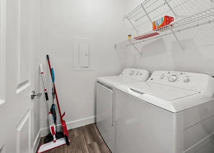 Apartment 2br Retreat Near Thompson Peak Pkwy With Pool & Bbq *